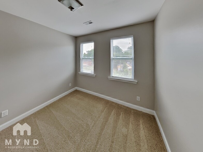 Building Photo - 2543 Statesville Ave