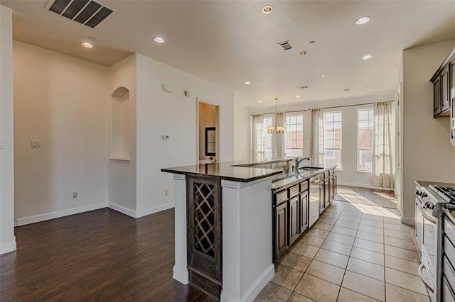 Building Photo - 602 Arbol