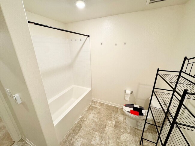 Building Photo - Beautiful 3 bedroom plus bonus room Home