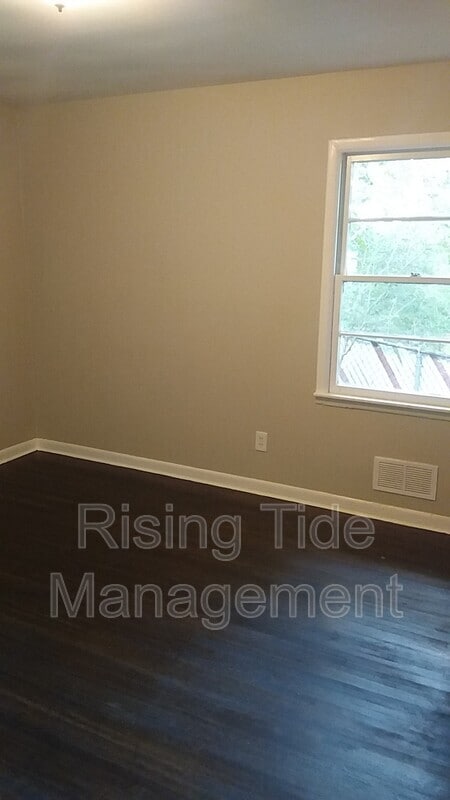 Building Photo - 1854 Edgehill Dr