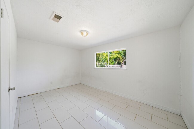 Building Photo - 16957 Glen Eagle Dr N