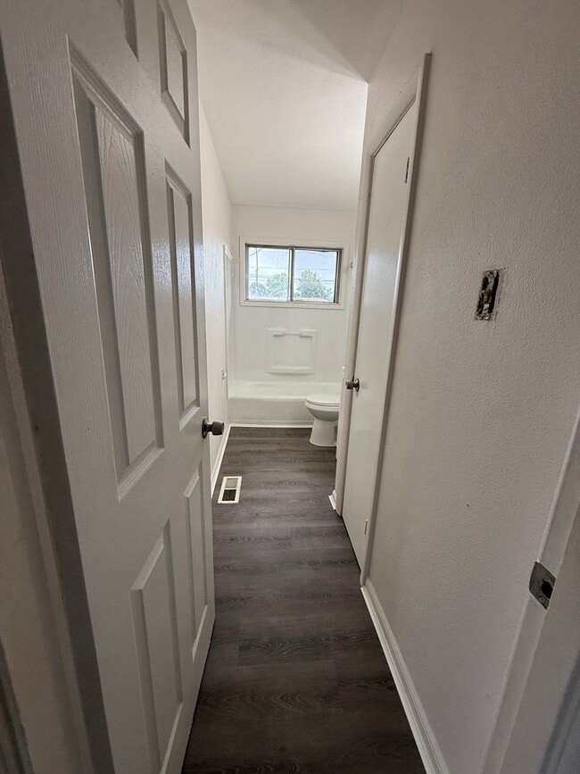 Building Photo - LIMITED TIME**NO APPLICATION FEE**1/2 OFF DEPOSIT**