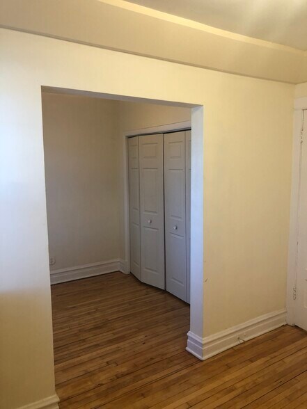Bedroom 2 - view 1 - 531 S Lombard Ave