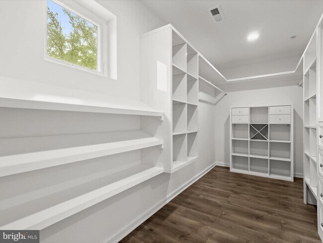 Building Photo - 700 Olney Sandy Spring Rd