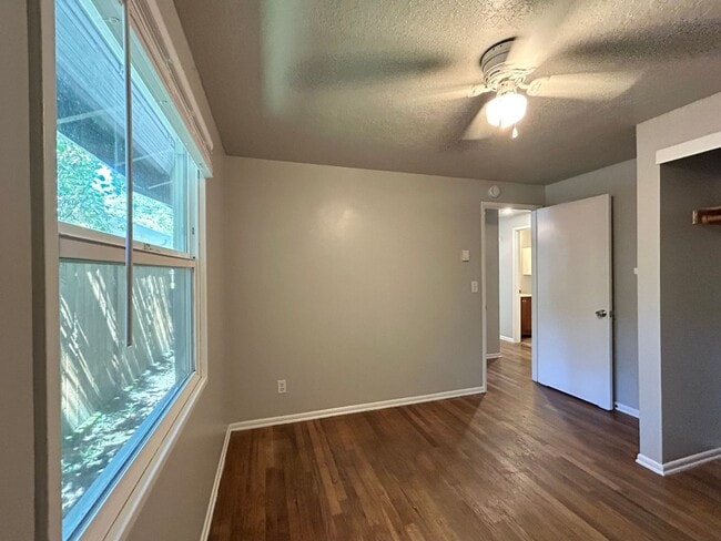 Building Photo - Spacious 3 Bed, 1.0 Bath House - Fully Fen...