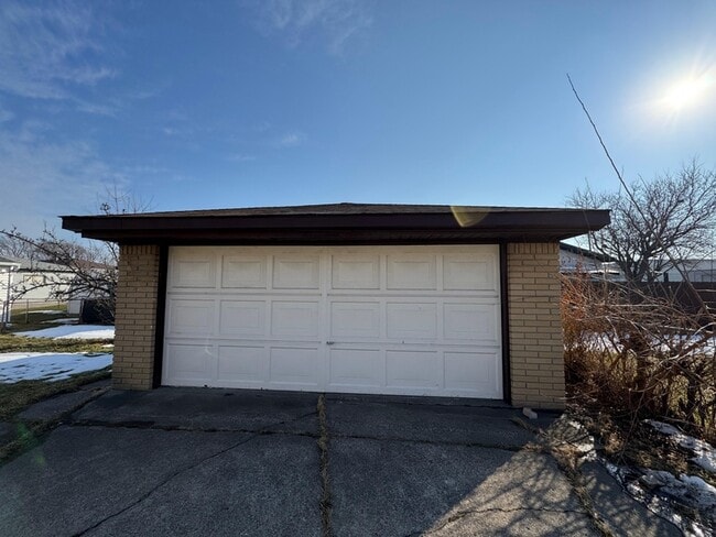 Building Photo - 16024 Wellington Ave