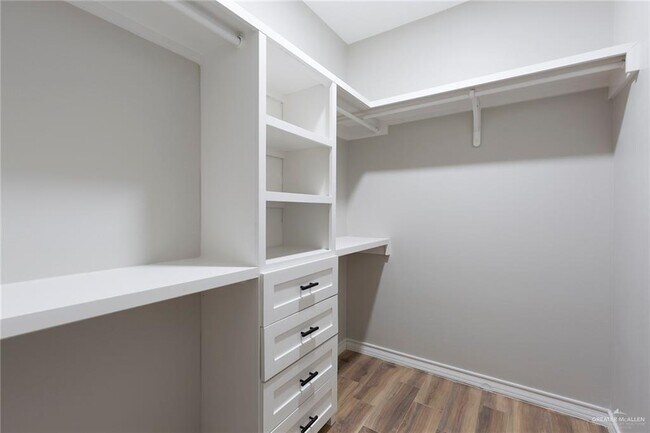 Building Photo - 9 Cedar Ave E