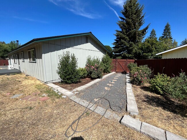 Building Photo - Great 3 Bed/2 Bath Single Family Home in NE Bend - Pheasant Court