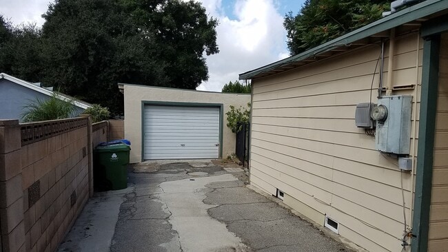 Building Photo - 9915 Zitto Ln