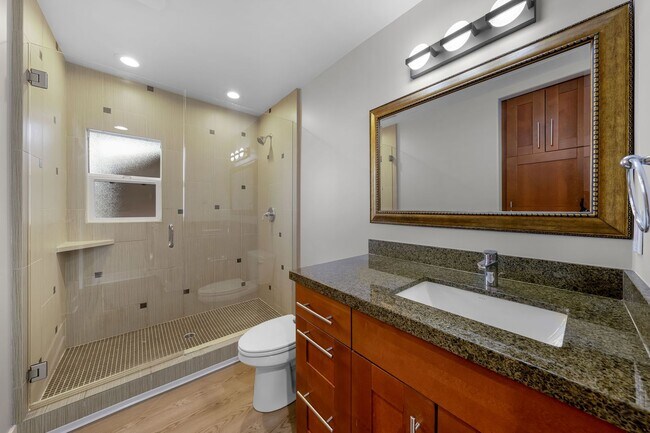 Building Photo - Spacious Studio aand 1-bedroom Apartments in Mission Hills – Prime Location!