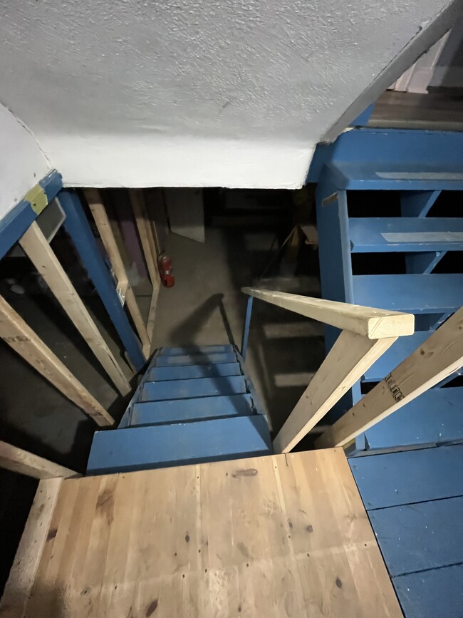 Building Photo - 1910 Hst W 10th St