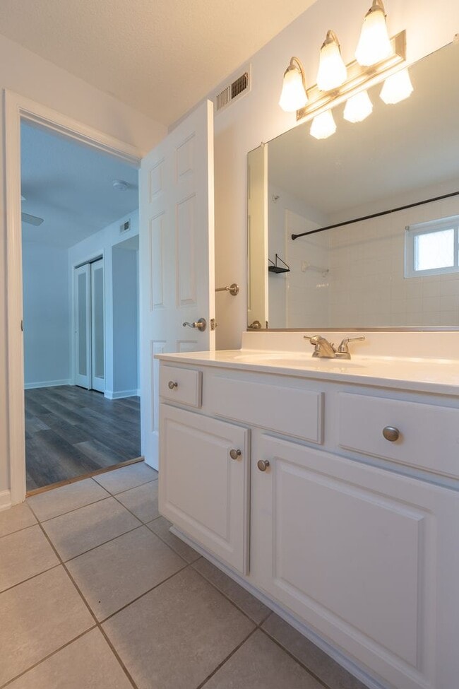 Building Photo - MOVE IN READY 2-bedroom in Virginia Beach!
