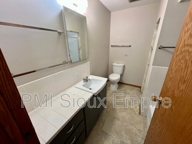 Building Photo - 2508 S Cliff Ave