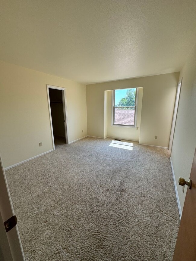 Building Photo - 2 BEDROOM, 2 1/2 BATH TOWNHOME W/2 CAR GAR...