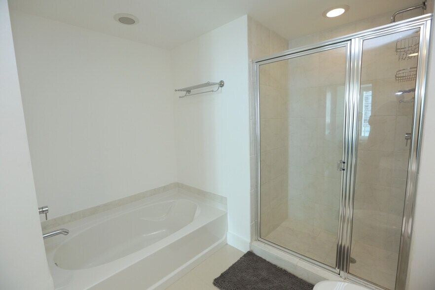 Building Photo - 950 Brickell Bay Dr