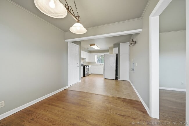 Building Photo - 805 S Cedar St