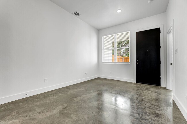 Building Photo - 213 Lynn Dr