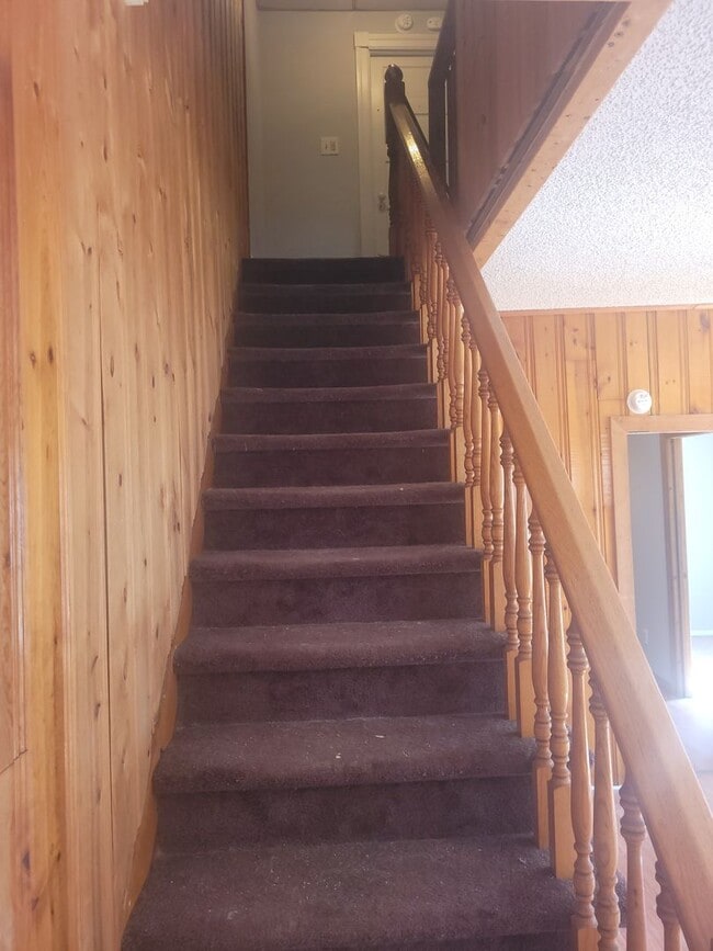Building Photo - 3 bedroom, 1 bathroom Townhouse--Ready for...
