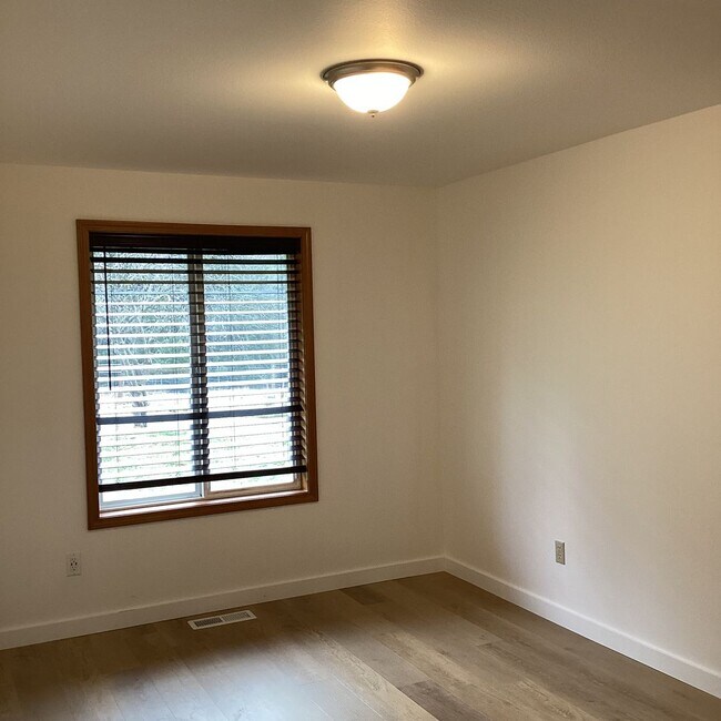 Building Photo - Ranch Style Rambler located in Stannwood