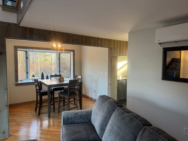 Building Photo - Renovated Spectacular Lakefront Carriage H...