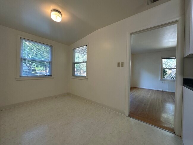 Building Photo - Cute 2 bed/1 bath Duplex in East Sac!!