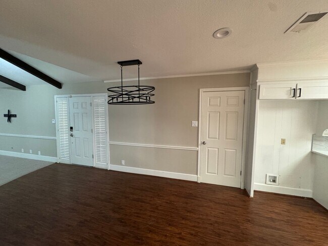 Building Photo - Gorgeous 3/3/2 Home on Spacious Corner Lot...