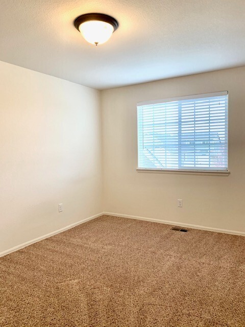 Building Photo - Spacious 3 Bedroom Home in Heron Pointe Su...