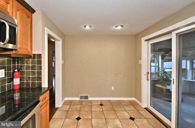 Building Photo - 660 Osborne Ave