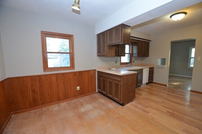 Building Photo - Cute Merle Hay Home!