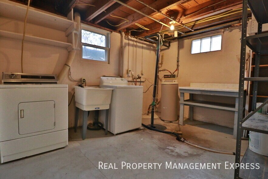 Building Photo - 3 Bedroom 1.5 Bath Near Downtown with Fenc...