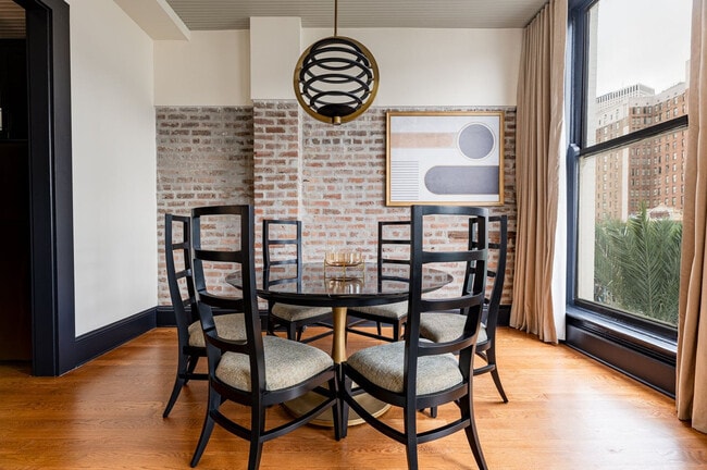 Building Photo - 1011 Canal St