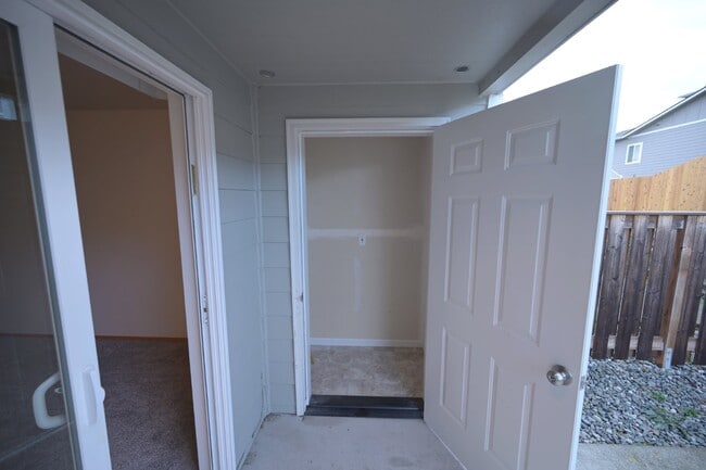 Building Photo - Super clean 2 bed 1 bath apartment in Port...