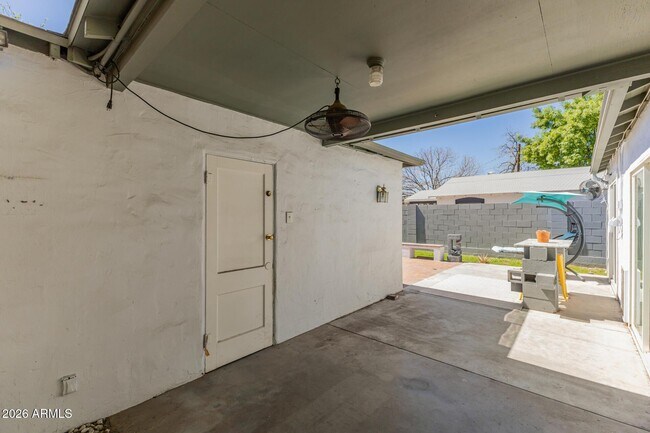 Building Photo - 1301 W MacKenzie Dr