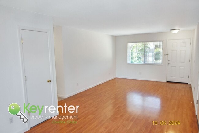 Building Photo - Charming 3 bed 2 bath home with spacious b...