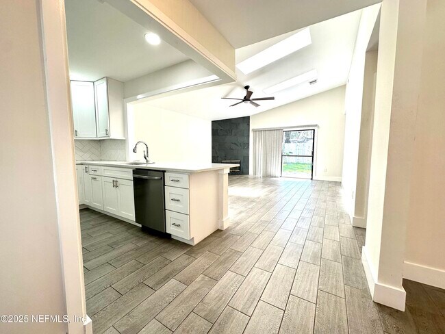 Building Photo - 4364 Lake Woodbourne Dr S