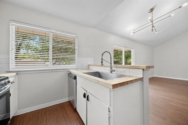 Building Photo - 6109 Glen Meadow Dr
