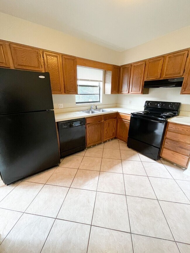Building Photo - Beautiful 3-Bedroom, 2-Bath Home with 2-Ca...