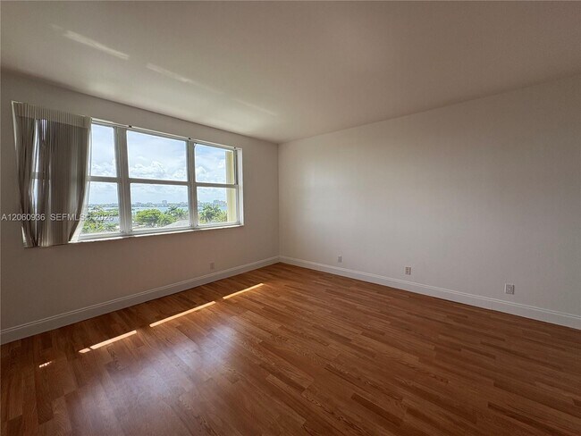 Building Photo - 10140 W Bay Harbor Dr