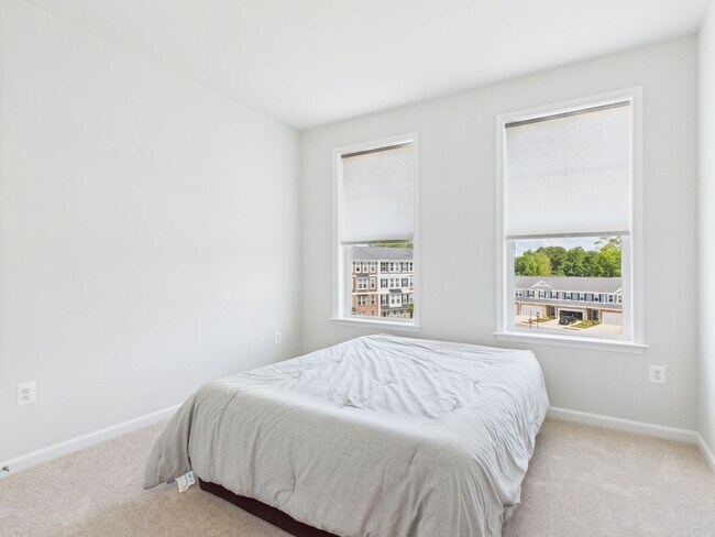 Building Photo - 642 Brookwood Glen Terrace