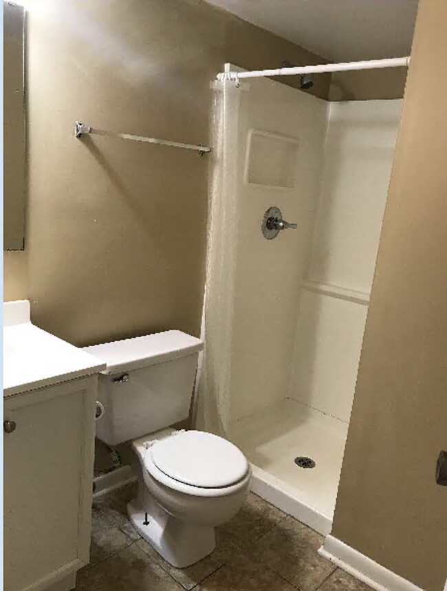 Building Photo - 2BEDROOM/ 2 BATH APARTMENT
