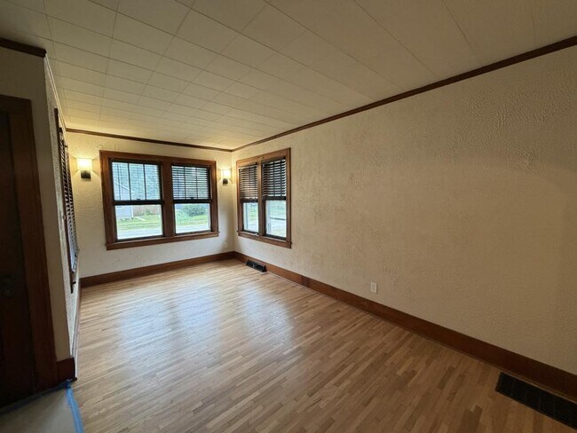 Building Photo - 460 S Mazon St