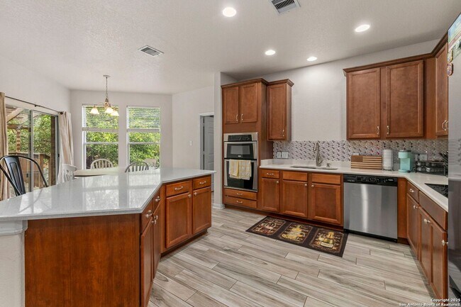 Building Photo - Charming Home Awaits: Spacious & Modern Li...