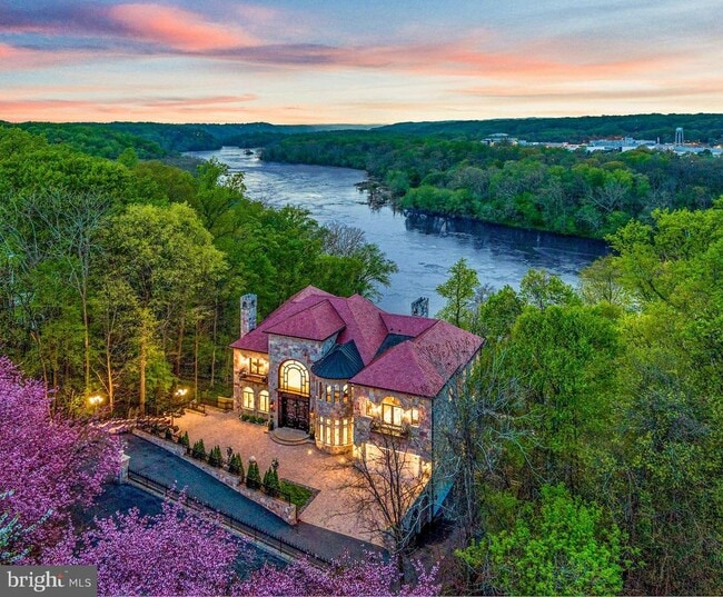 Building Photo - 612 Rivercrest Dr