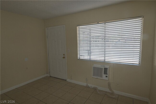 Building Photo - 3021 E Carey Ave