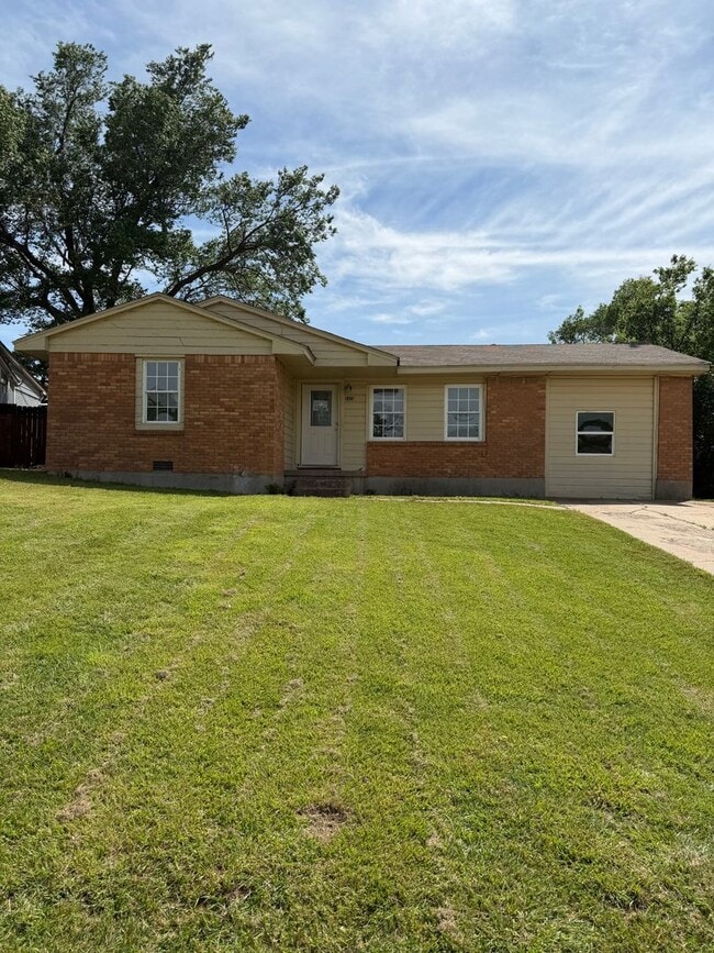 Building Photo - Very nice spacious home! No Carpet!