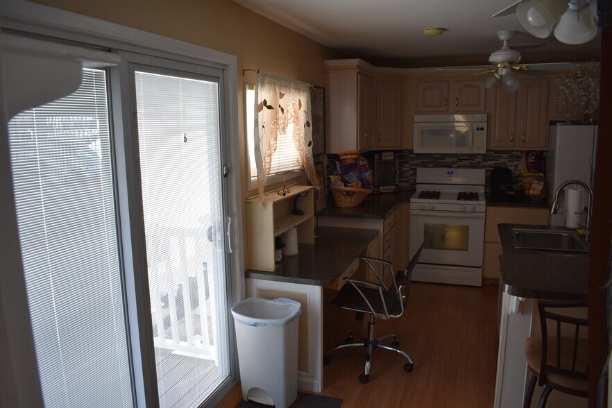 Building Photo - 4 Cindy St