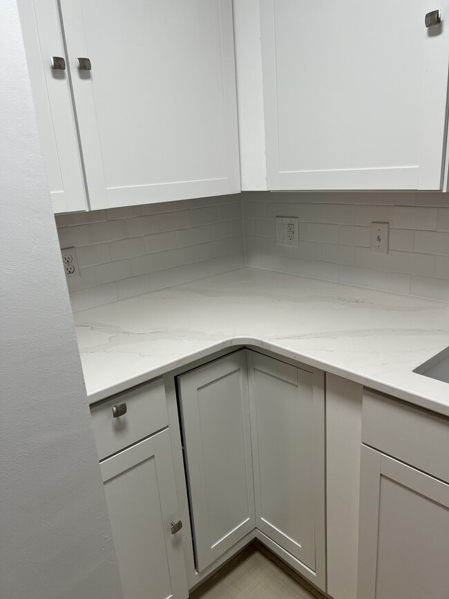 Building Photo - 625 S Royal Crest Cir