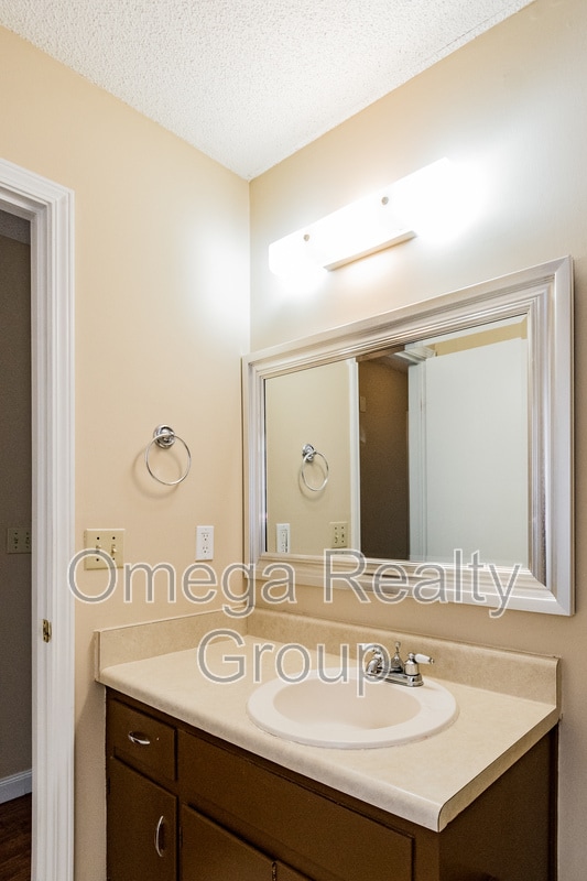 Building Photo - 1031 Oak Blvd