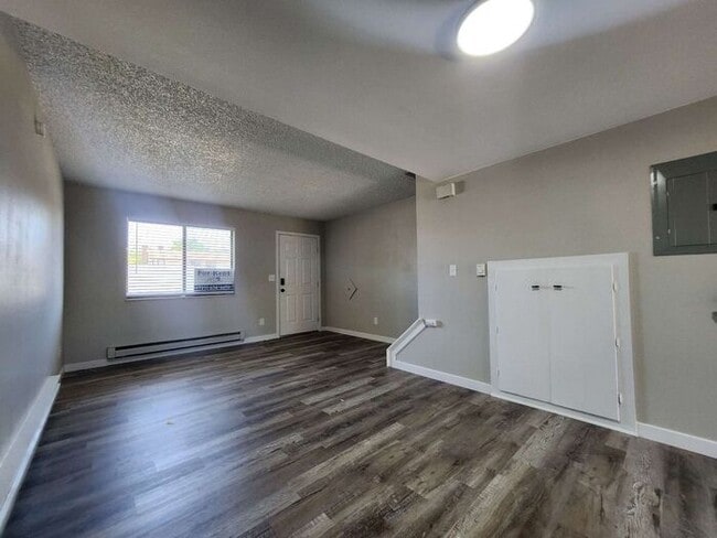 Building Photo - Remodeled 2-Bedroom Townhome!