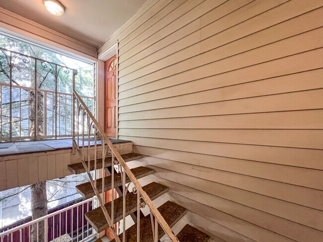 Building Photo - 2Bd/1.75Ba Seattle Condo
